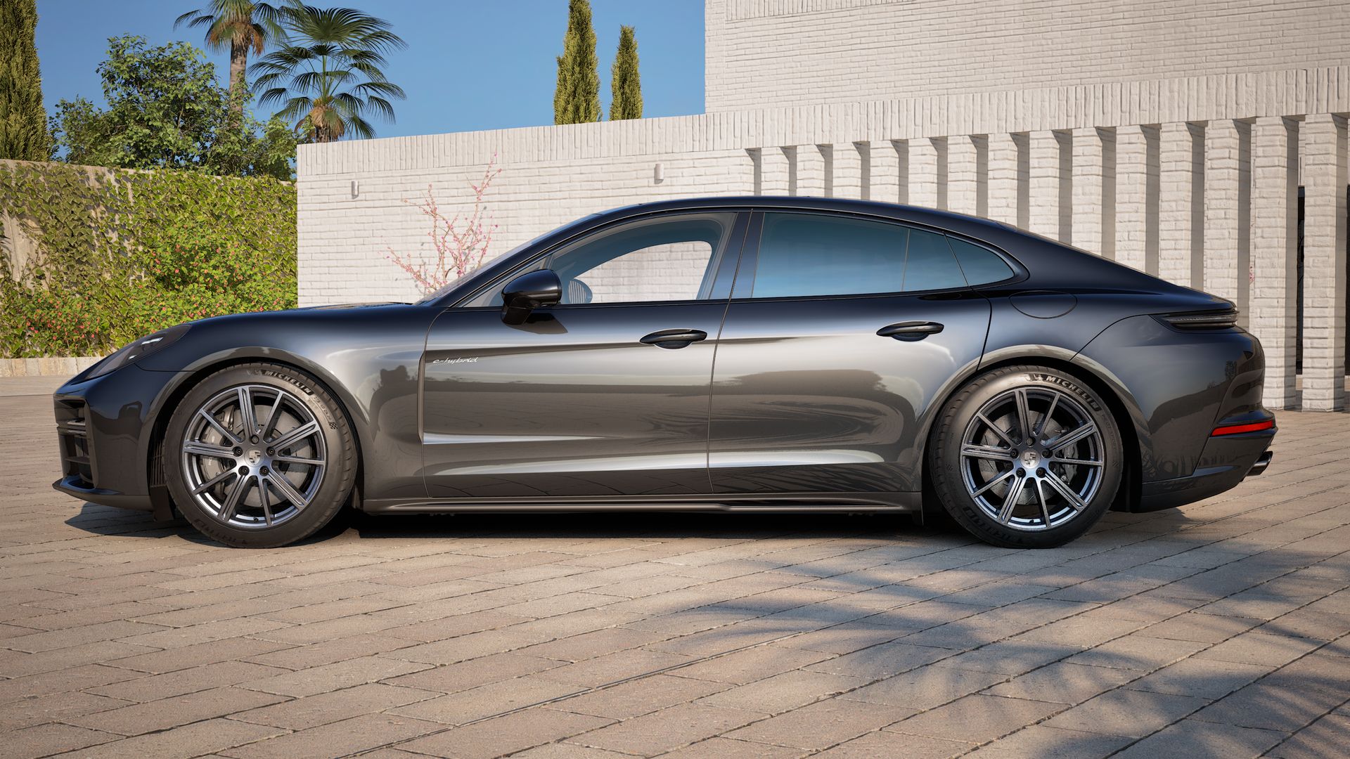 Vue extérieure de Panamera 4 E-Hybrid montrant le côté gauche de la voiture
