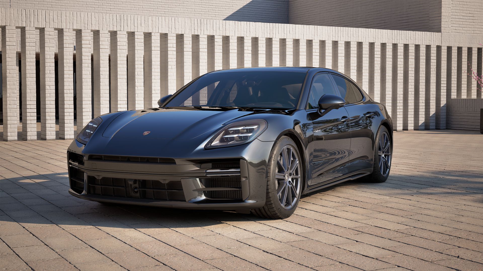 Vue extérieure de Panamera 4 E-Hybrid montrant l'avant et le côté gauche de la voiture