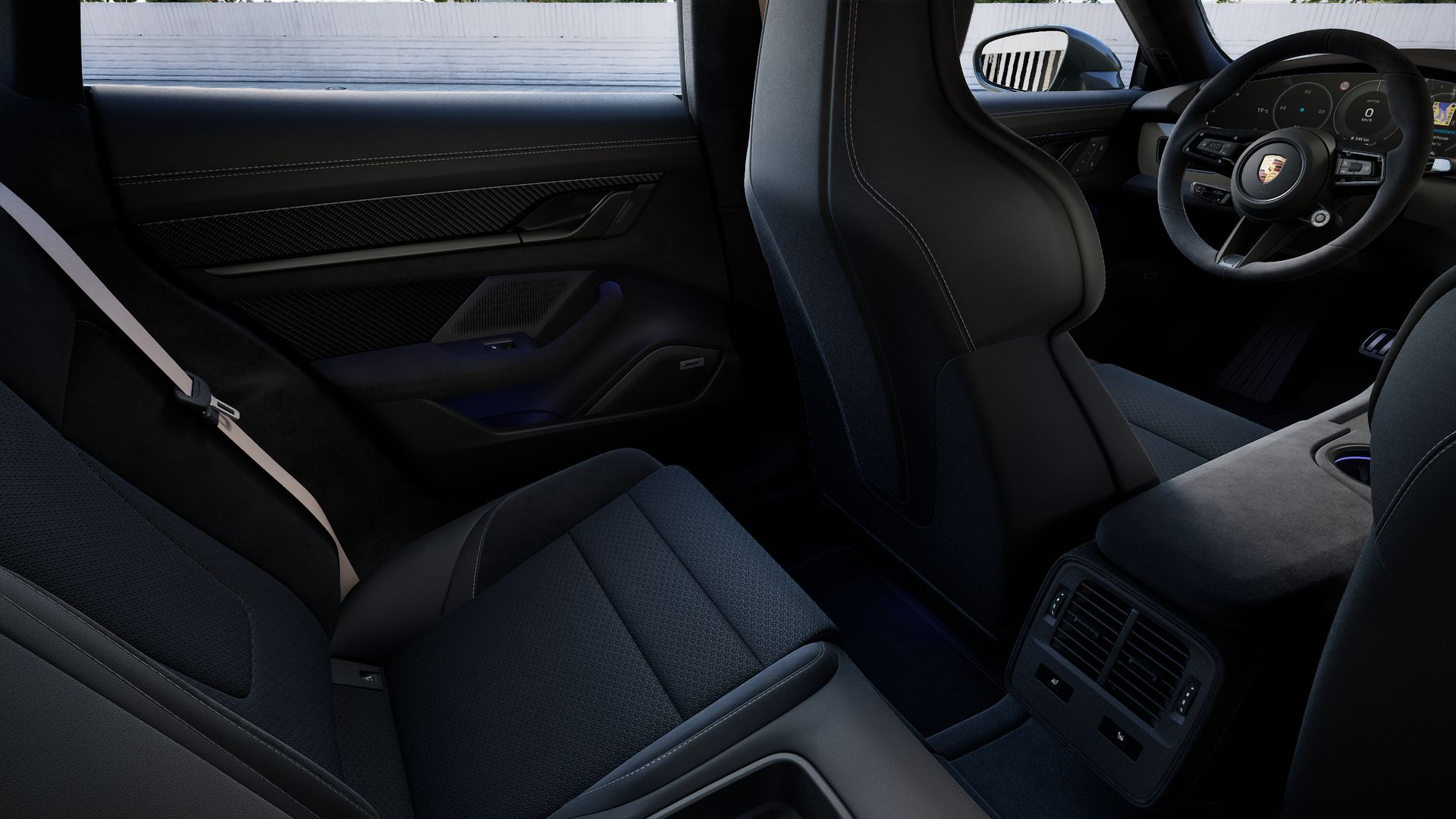Vista interior, mostrando os bancos traseiros do Taycan GTS