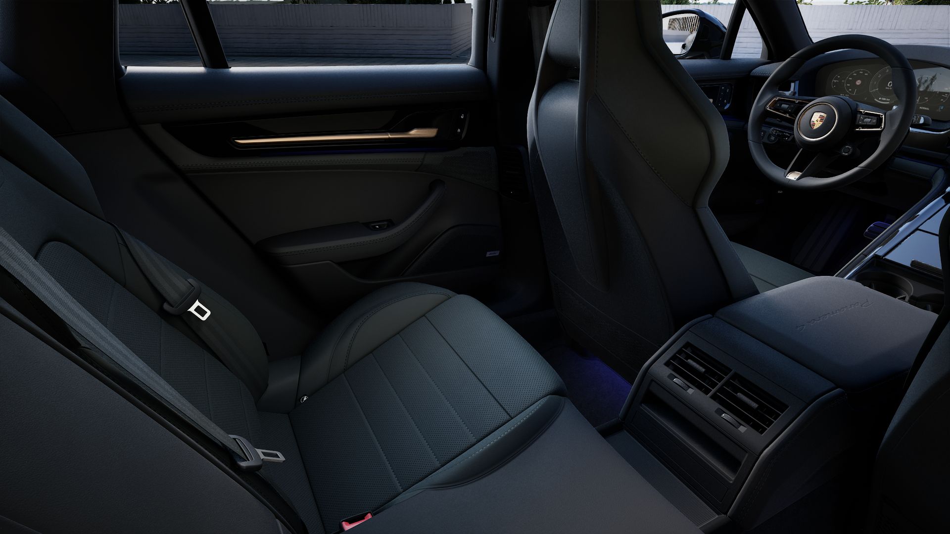 Vista interior, mostrando os bancos traseiros do Panamera 4