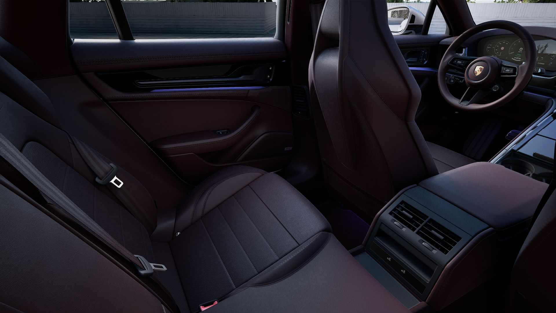 Vista interior, mostrando os bancos traseiros do Panamera 4 E-Hybrid
