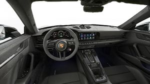 Vista interna che mostra il volante e il cruscotto di 911 Carrera 4 GTS