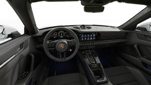 Innenansicht mit Lenkrad und Armaturenbrett von 911 Carrera 4 GTS Cabriolet