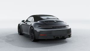 Außenansicht von 911 Carrera 4 GTS Cabriolet mit der Rückseite und der linken Seite des Fahrzeugs