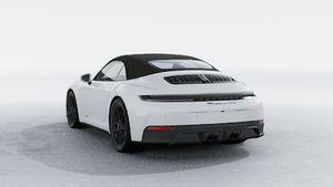 Außenansicht von 911 Carrera 4 GTS Cabriolet mit der Rückseite und der linken Seite des Fahrzeugs