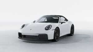 Außenansicht von 911 Carrera 4 GTS Cabriolet mit der Vorderseite und der linken Seite des Fahrzeugs