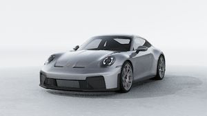 Vista esterna di 911 GT3 con pacchetto Touring che mostra la parte anteriore e il lato sinistro della vettura