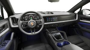 Vista interna che mostra il volante e il cruscotto di Cayenne E-Hybrid