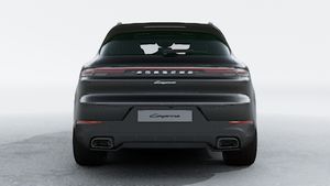 Vista esterna di Cayenne E-Hybrid che mostra la parte posteriore della vettura