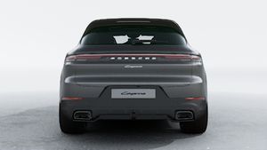 Vista esterna di Cayenne E-Hybrid che mostra la parte posteriore della vettura
