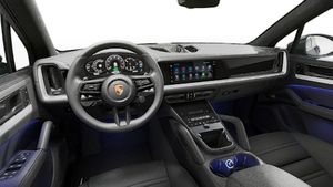 Vista interna che mostra il volante e il cruscotto di Cayenne S E-Hybrid