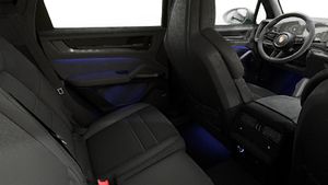 Vista interna che mostra i sedili posteriori di Cayenne GTS