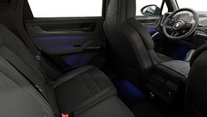 Vista interna che mostra i sedili posteriori di Cayenne GTS