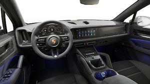 Vista interna che mostra il volante e il cruscotto di Cayenne GTS