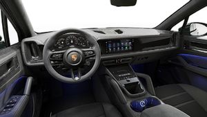 Vista interna che mostra il volante e il cruscotto di Cayenne GTS