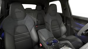 Vista interna dei sedili anteriori di Cayenne GTS
