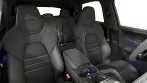 Vista interna dei sedili anteriori di Cayenne GTS