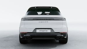 Vista esterna di Cayenne GTS che mostra la parte posteriore della vettura