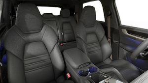 Innenansicht mit den Vordersitzen von Cayenne Turbo E-Hybrid