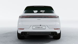 Außenansicht von Cayenne Turbo E-Hybrid mit Blick auf das Heck des Fahrzeugs