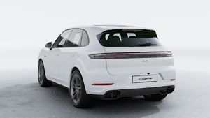 Außenansicht von Cayenne Turbo E-Hybrid mit der Rückseite und der linken Seite des Fahrzeugs