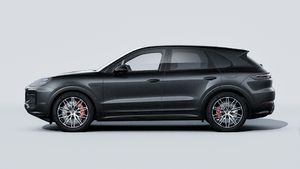 Die Außenansicht von Cayenne S E-Hybrid Black Edition zeigt die linke Seite des Fahrzeugs