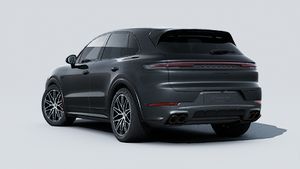 Außenansicht von Cayenne S E-Hybrid Black Edition mit der Rückseite und der linken Seite des Fahrzeugs