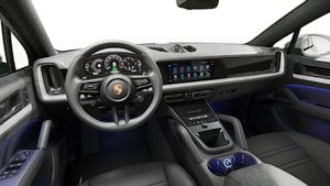 Vue de l'intérieur montrant le volant et le tableau de bord d'un véhicule de transport de marchandises. Cayenne E-Hybrid Coupé