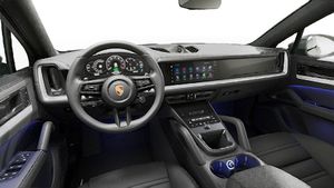 Vue de l'intérieur montrant le volant et le tableau de bord d'un véhicule de transport de marchandises. Cayenne E-Hybrid Coupé
