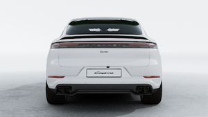 Außenansicht von Cayenne Turbo E-Hybrid Coupé mit Blick auf das Heck des Fahrzeugs