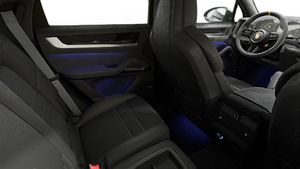 Innenansicht mit den Rücksitzen von Cayenne Turbo E-Hybrid Coupé mit GT-Paket