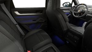 Innenansicht mit den Rücksitzen von Cayenne Turbo E-Hybrid Coupé mit GT-Paket