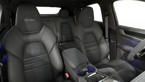 Innenansicht mit den Vordersitzen von Cayenne Turbo E-Hybrid Coupé mit GT-Paket