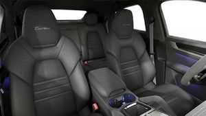 Innenansicht mit den Vordersitzen von Cayenne Turbo E-Hybrid Coupé mit GT-Paket