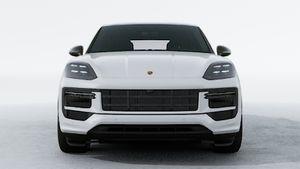 Außenansicht von Cayenne Turbo E-Hybrid Coupé mit GT-Paket mit Blick auf die Vorderseite des Fahrzeugs