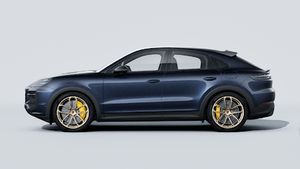 Die Außenansicht von Cayenne Turbo E-Hybrid Coupé mit GT-Paket zeigt die linke Seite des Fahrzeugs