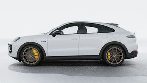 Die Außenansicht von Cayenne Turbo E-Hybrid Coupé mit GT-Paket zeigt die linke Seite des Fahrzeugs