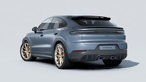 Außenansicht von Cayenne Turbo E-Hybrid Coupé mit GT-Paket mit der Rückseite und der linken Seite des Fahrzeugs
