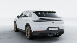 Außenansicht von Cayenne Turbo E-Hybrid Coupé mit GT-Paket mit der Rückseite und der linken Seite des Fahrzeugs