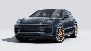 Außenansicht von Cayenne Turbo E-Hybrid Coupé mit GT-Paket mit der Vorderseite und der linken Seite des Fahrzeugs
