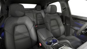 Innenansicht mit den Vordersitzen von Cayenne Coupé Black Edition