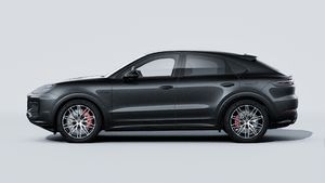 Die Außenansicht von Cayenne S E-Hybrid Coupé Black Edition zeigt die linke Seite des Fahrzeugs