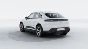 Vista esterna di Macan che mostra il retro e il lato sinistro della vettura