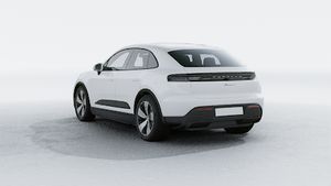 Vista esterna di Macan 4 che mostra il retro e il lato sinistro della vettura