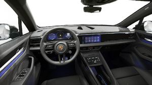 Vista interna che mostra il volante e il cruscotto di Macan 4S