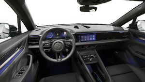 Vista interna che mostra il volante e il cruscotto di Macan Turbo