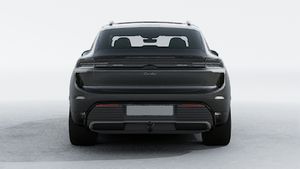 Vista esterna di Macan Turbo che mostra la parte posteriore della vettura