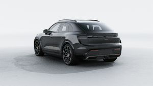 Vista esterna di Macan Turbo che mostra il retro e il lato sinistro della vettura
