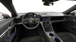 Vista interna che mostra il volante e il cruscotto di Taycan 4 Cross Turismo