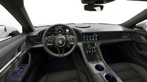 Vista interna che mostra il volante e il cruscotto di Taycan 4 Cross Turismo